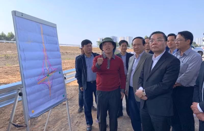 Chủ tịch UBND TP Hà Nội Chu Ngọc Anh kiểm tra tại dự án.