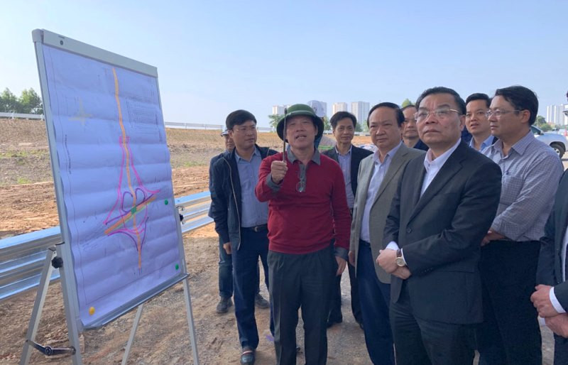 Chủ tịch UBND TP Hà Nội Chu Ngọc Anh kiểm tra tại dự án.
