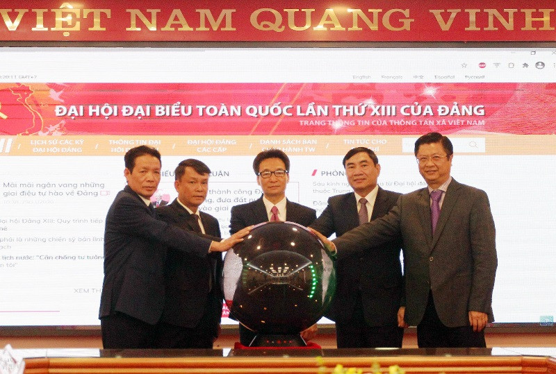 Phó Thủ tướng Vũ Đức Đam và Tổng Giám đốc TTXVN Nguyễn Đức Lợi cùng các đại biểu thực hiện nghi thức khai trương Trang thông tin Đại hội đại biểu toàn quốc lần thứ XIII của Đảng.