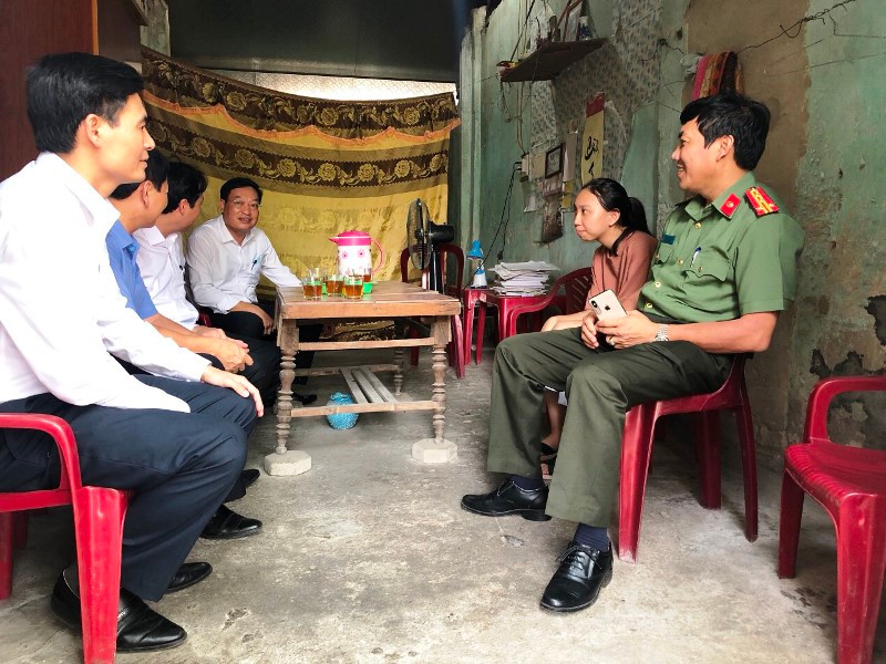 Phó Bí thư Thường trực Tỉnh ủy Hà Tĩnh Hoàng Trung Dũng và đại diện lãnh đạo Công an Hà Tĩnh, huyện Can Lộc gặp gỡ, động viên nữ sinh Trần Thị An.