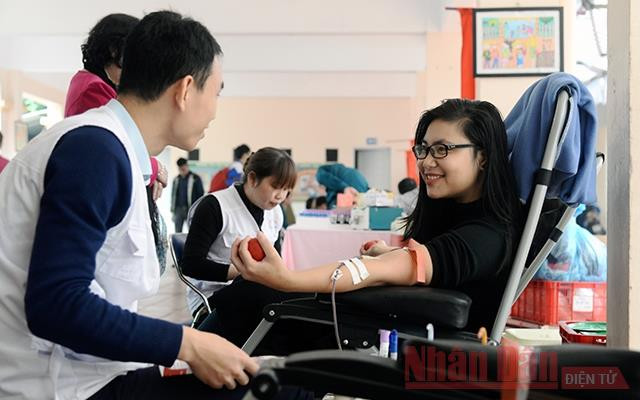 Tuyên truyền về tuổi trẻ Thủ đô tham gia hiến máu nhân đạo. (Ảnh: MỸ HÀ)