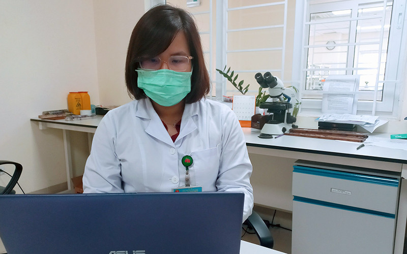 Bác sĩ Trần Thị Tuấn Anh đang tư vấn cho người bệnh trên nhóm zalo.