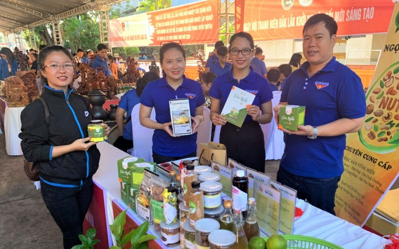 Gian hàng trưng bày các sản phẩm khởi nghiệp của các bạn trẻ trong Ngày hội khởi nghiệp.