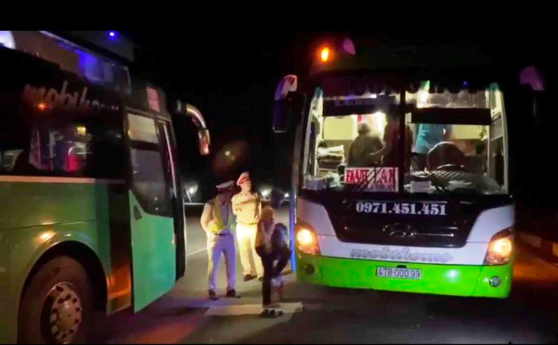 CSGT tỉnh Kon Tum liên hệ nhà xe Phương Huy đến sang khách từ xe vi phạm, tiếp tục hành trình về Đắk Lắk.