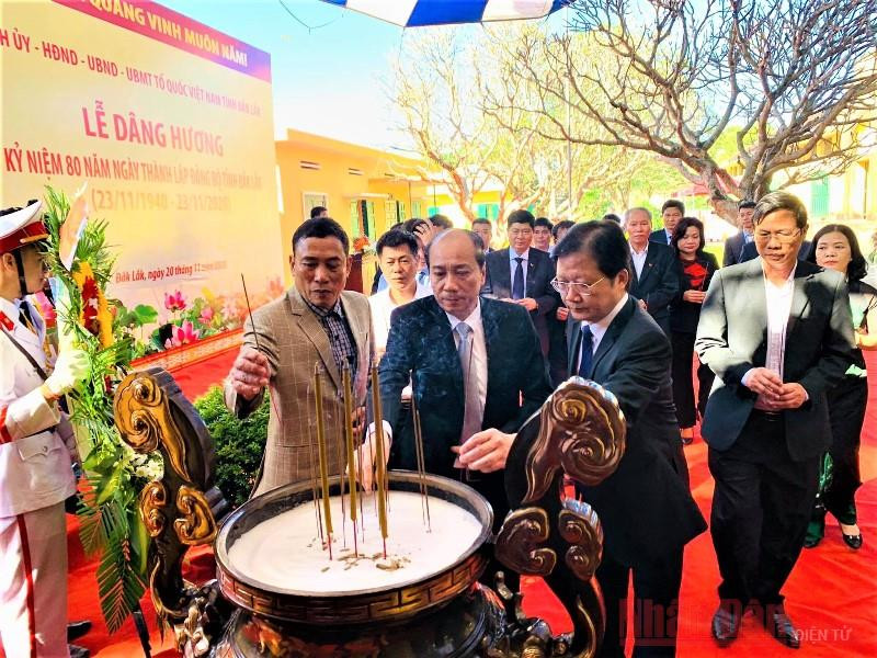 Lãnh đạo tỉnh Đắk Lắk dâng hương kỷ niệm 80 năm Ngày thành lập Đảng bộ tỉnh.