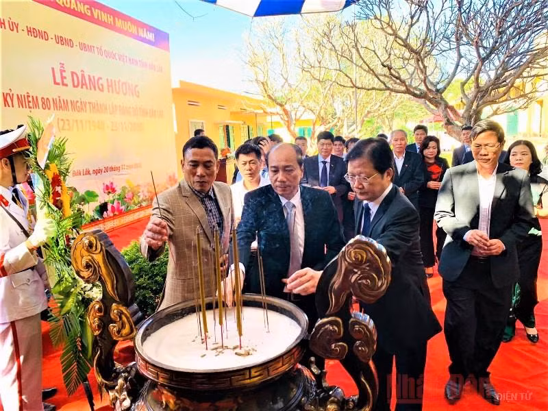 Lãnh đạo tỉnh Đắk Lắk dâng hương kỷ niệm 80 năm Ngày thành lập Đảng bộ tỉnh.