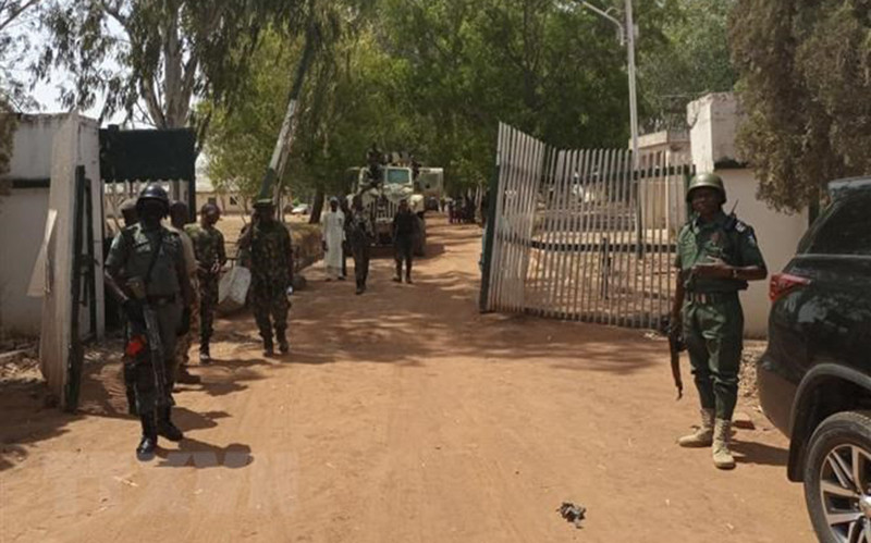Binh sĩ và cảnh sát Nigeria. (Ảnh: AFP/TTXVN)