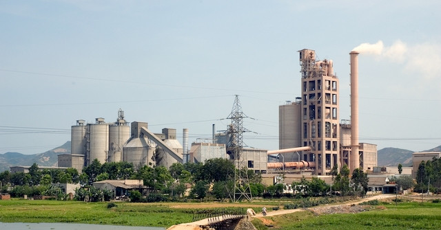 Nhà máy xi-măng Hoàng Mai.