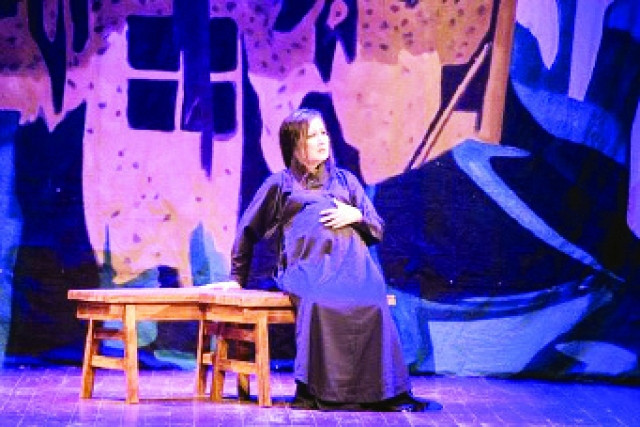 NSND Lệ Ngọc trong vở Huyền thoại Gò Rồng ấp.