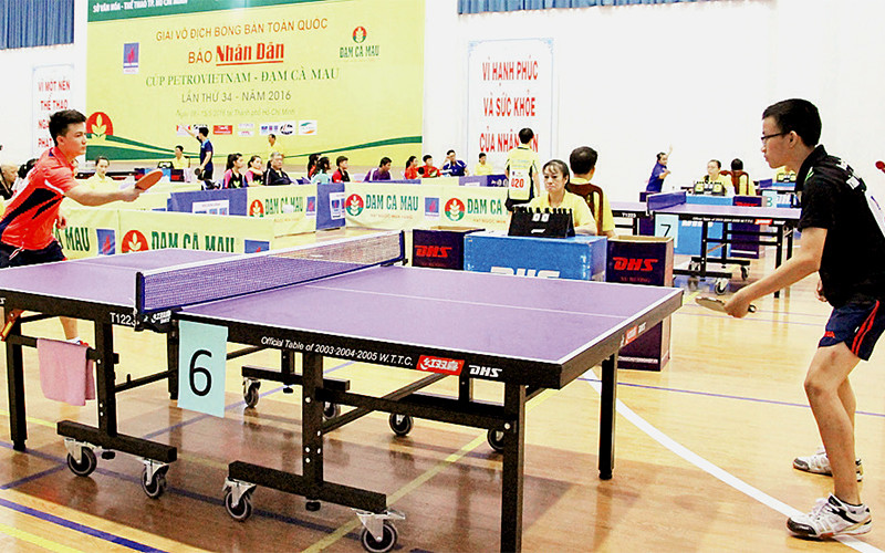 Các vận động viên thi đấu tại Giải vô địch bóng bàn toàn quốc Báo Nhân Dân năm 2016 tại Nhà thi đấu thể thao Hồ Xuân Hương, quận 3, TP Hồ Chí Minh.