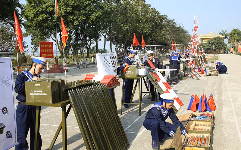  Cán bộ, chiến sĩ Tiểu đoàn 472, Lữ đoàn 147, Vùng 1 (Quân chủng Hải quân), chuẩn bị mô hình, học cụ phục vụ huấn luyện.