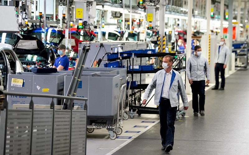 Một dây chuyền lắp ráp ô-tô trong nhà máy của Volkswagen ở Wolfsburg, Đức. (Ảnh: Pool/Reuters)