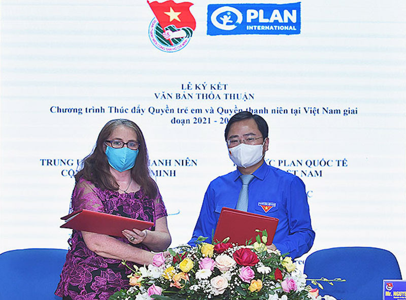 Đại diện hai đơn vị ký thỏa thuận hợp tác.