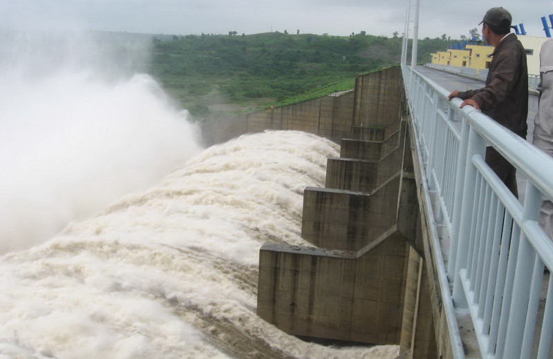 Thủy điện sông Ba Hạ xả lũ.