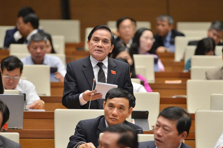 Đại biểu Quách Thế Tản tại phiên thảo luận ở hội trường, Kỳ họp thứ 11, Quốc hội khoá XIV