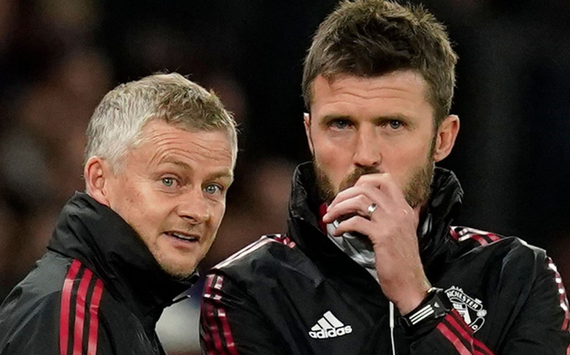 Michael Carrick luôn ở sau Solskjaer trước khi đứng mũi chịu sào. (Ảnh: SkySports)