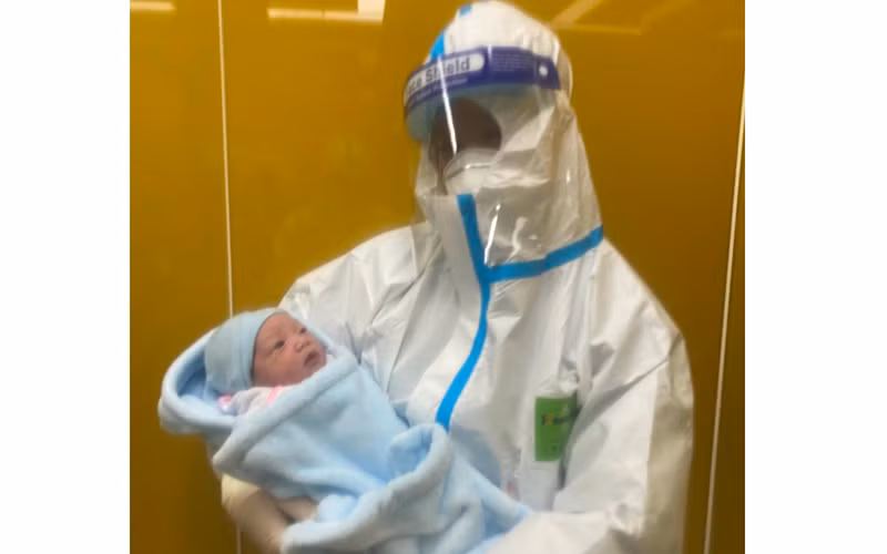 Trường hợp sản phụ nhiễm Covid-19 đầu tiên sinh con thành công tại Trung tâm Y tế thành phố Móng Cái (Quảng Ninh).