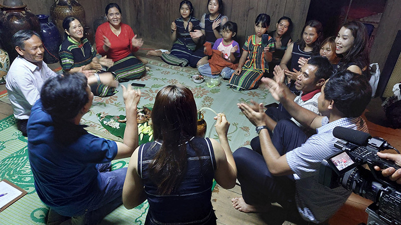 Tác giả Đặng Trọng Hộ - áo trắng - trong một chuyến điền dã tại vùng đồng bào Cơ Ho.