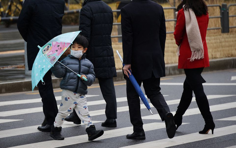 Số ca mắc mới Covid-19 theo ngày của Hàn Quốc đang tăng nhanh trong bối cảnh biến thể Omicron lây lan nhanh chóng và trở thành biến thể chính gây bệnh ở nước này. (Ảnh: REUTERS)