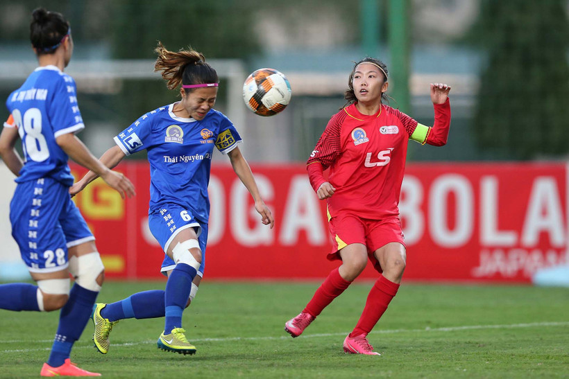 Đội trưởng Huỳnh Như (áo đỏ) lập cú hat-trick ấn tượng cho TP Hồ Chí Minh. (Ảnh: VFF)