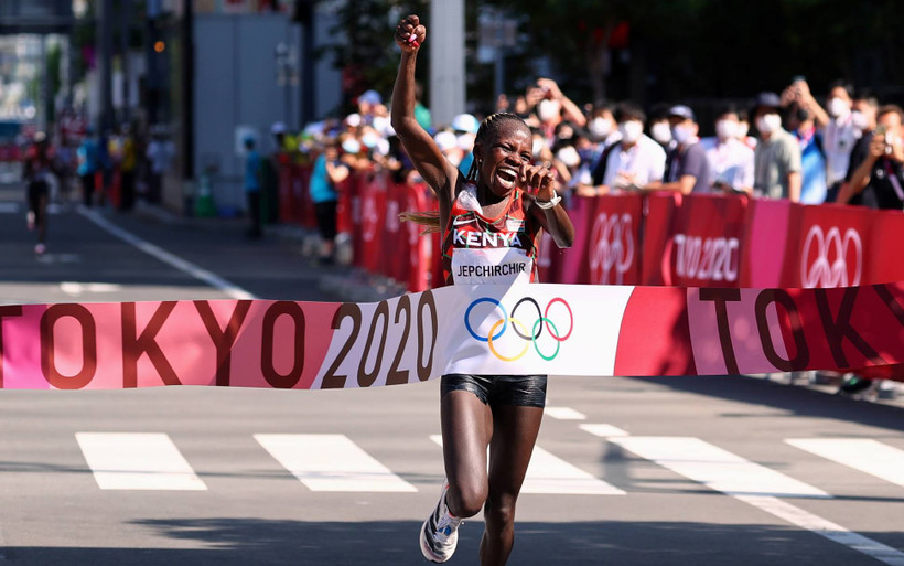 Peres Jepchirchir ăn mừng sau khi giành tấm huy chương vàng marathon nữ. (Ảnh: Reuters)