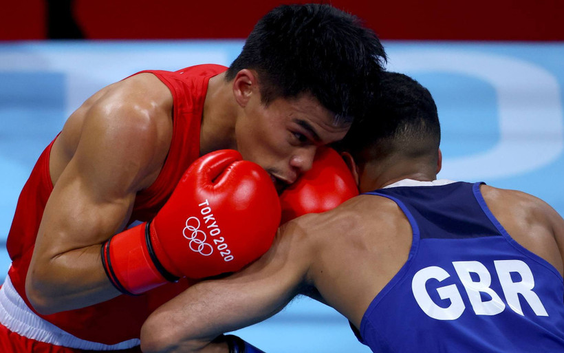 Carlo Paalam (găng đỏ) vẫn chưa thể đem về tấm huy chương vàng thứ 2 cho Philippines ở Olympic Tokyo 2020. (Ảnh: Reuters)