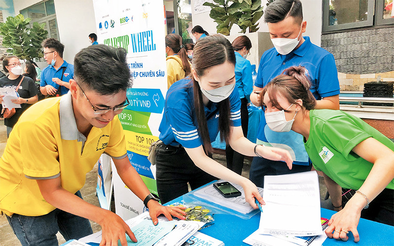 Người lao động tìm hiểu nhu cầu việc làm tại Ngày hội “Kết nối và giới thiệu việc làm” do quận Bình Thạnh tổ chức ngày 28/5 vừa qua.