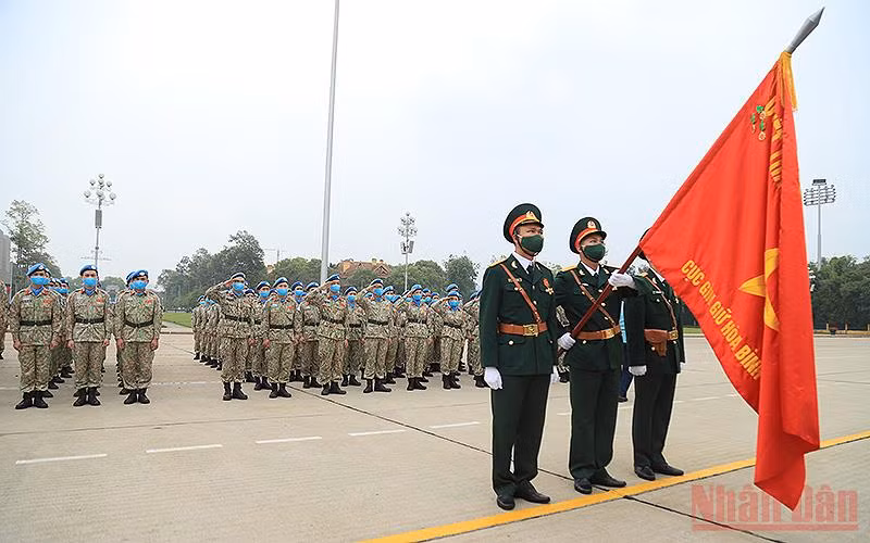 Các cán bộ, nhân viên, chiến sĩ Đội Công binh số 1 và Bệnh viện dã chiến cấp 2 số 4 phát động thi đua trên quảng trường Ba Đình.