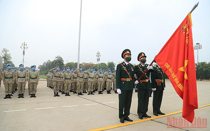 Các cán bộ, nhân viên, chiến sĩ Đội Công binh số 1 và Bệnh viện dã chiến cấp 2 số 4 phát động thi đua trên quảng trường Ba Đình.