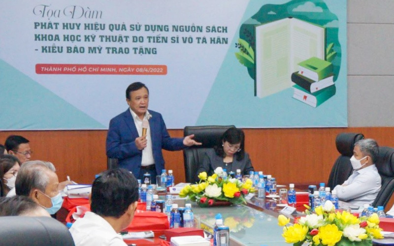 Ông Phùng Công Dũng, Chủ nhiệm Ủy ban về Người Việt Nam ở nước ngoài Thành phố Hồ Chí Minh phát biểu chủ trì buổi Tọa đàm.