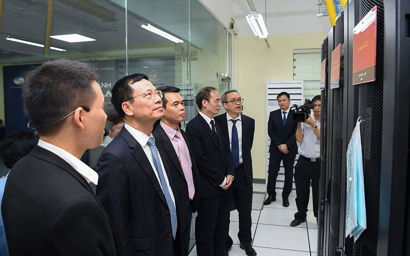 Bộ trưởng Thông tin Truyền thông và các đại biểu tham quan phòng lab.