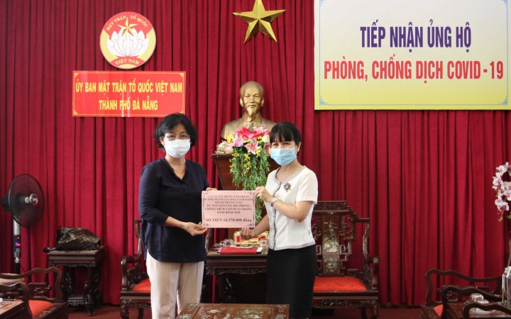 Trung tâm Phụng dưỡng người có công trao số tiền ủng hộ.