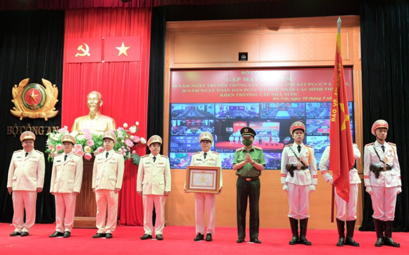 Thừa ủy quyền của lãnh đạo Đảng, Nhà nước, Bộ trưởng Công an Tô Lâm trao Huân chương Quân công hạng Nhì tặng Cục Cảnh sát PCCC & CNCH.