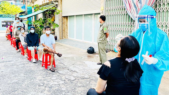 Người dân đi test nhanh kháng nguyên Covid-19 phải chịu giá cao bất thường so với giá nhập khẩu.