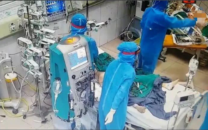 Các bác sĩ thức xuyên đêm điều trị cho bệnh nhân.