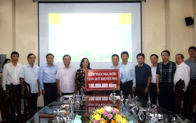 Tổng Kiểm toán Nhà nước Hồ Đức Phớc trao biểu trưng tiền cho Hội Khuyến học tỉnh Đồng Tháp.