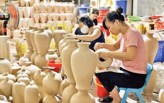 Xưởng sản xuất của Hợp tác xã sản xuất, kinh doanh gốm sứ Tân Thịnh, làng gốm Bát Tràng (Hà Nội).