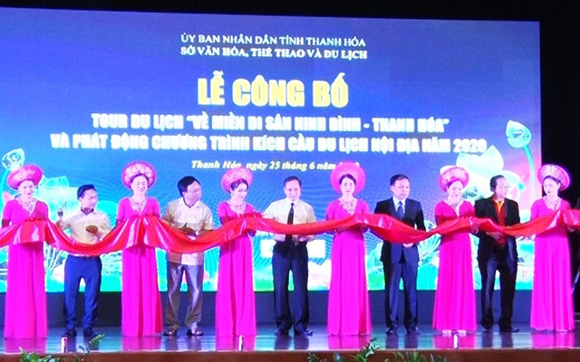 Các đại biểu cắt băng khai trương tour du lịch.