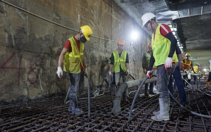 Đúng 22 giờ, bê-tông bắt đầu được đổ xuống.