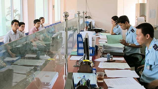 Làm thủ tục thông quan qua NSW. Ảnh: QUANG HÙNG