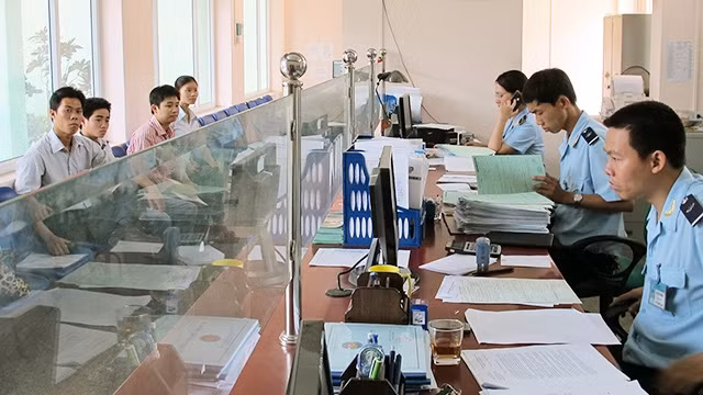 Làm thủ tục thông quan qua NSW. Ảnh: QUANG HÙNG