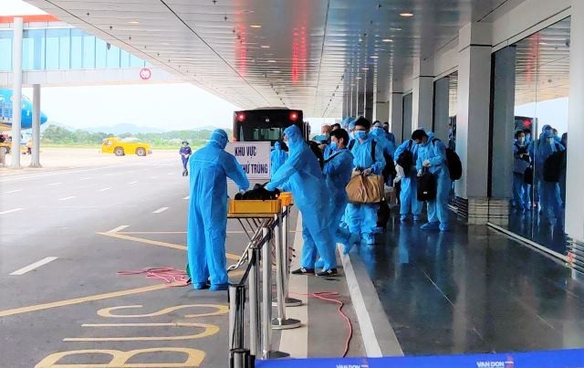 Các chuyên gia được kiểm soát y tế sau khi hạ cánh.