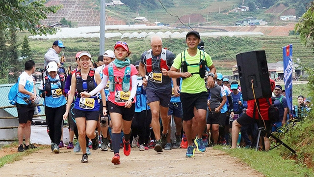 Các vận động viên tranh tài trên đường chạy 21 km. Ảnh: QUỐC KHÁNH (TTXVN)