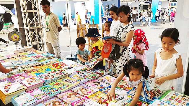 Trên thị trường sách thiếu nhi, những cuốn sách được mua bản quyền nước ngoài đang lấn át sách nội .