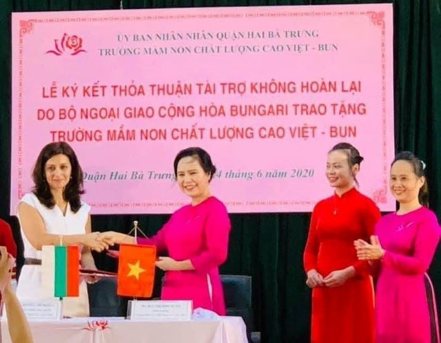 Trường mầm non Việt-Bun nhận tài trợ của Bộ ngoại giao Bulgaria
