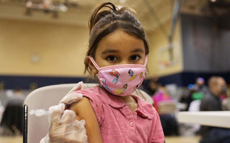 Bé gái được tiêm vaccine ngừa Covid-19 tại bang Pennsylvania, Mỹ, ngày 5/12/2021. (Ảnh: Reuters)