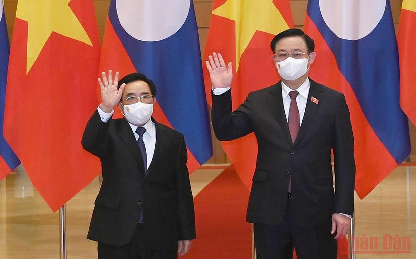 Chủ tịch Quốc hội Vương Đình Huệ và Thủ tướng Lào Phankham Viphavanh.