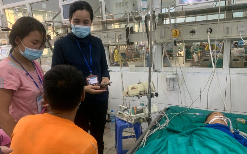 Cán bộ Chi cục An toàn vệ sinh thực phẩm tỉnh Hà Giang xác minh nguyên nhân ngộ độc quả hồng châu tại Bệnh viện đa khoa tỉnh Hà Giang. (Ảnh: Bích Hạnh)