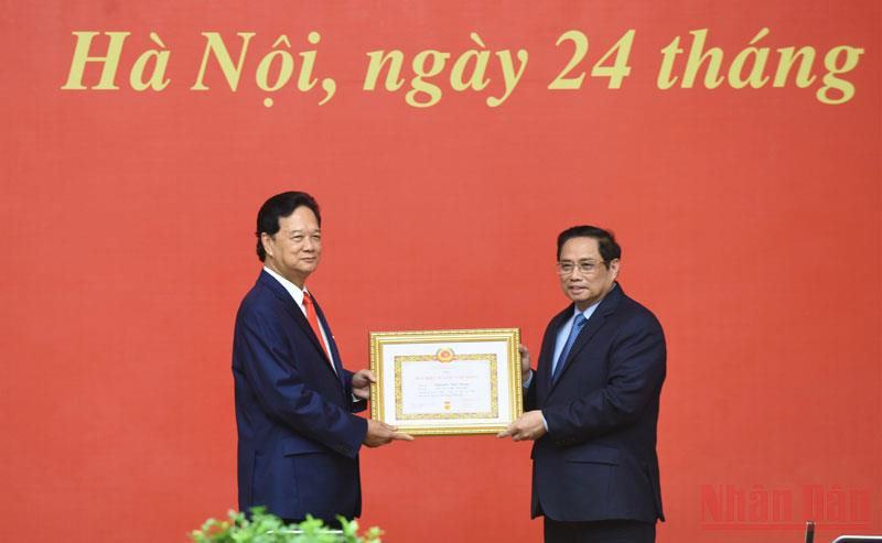 Thay mặt Lãnh đạo Đảng, Nhà nước, Thủ tướng Phạm Minh Chính trao Huy hiệu 55 năm tuổi Đảng tặng đồng chí Nguyễn Tấn Dũng. (Ảnh: TRẦN HẢI)