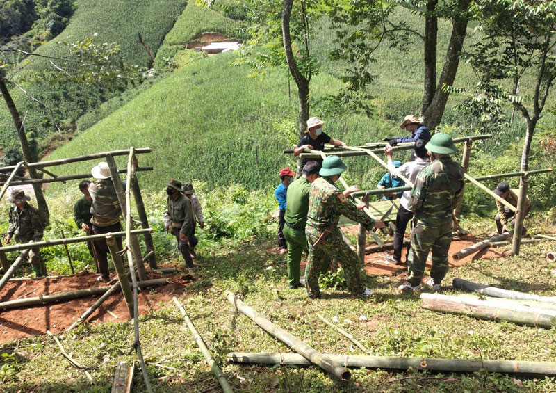 Nhân dân bản Phiêng Khà, xã Phiêng Pằn góp công, vật liệu làm nhà cách ly tại cộng đồng.